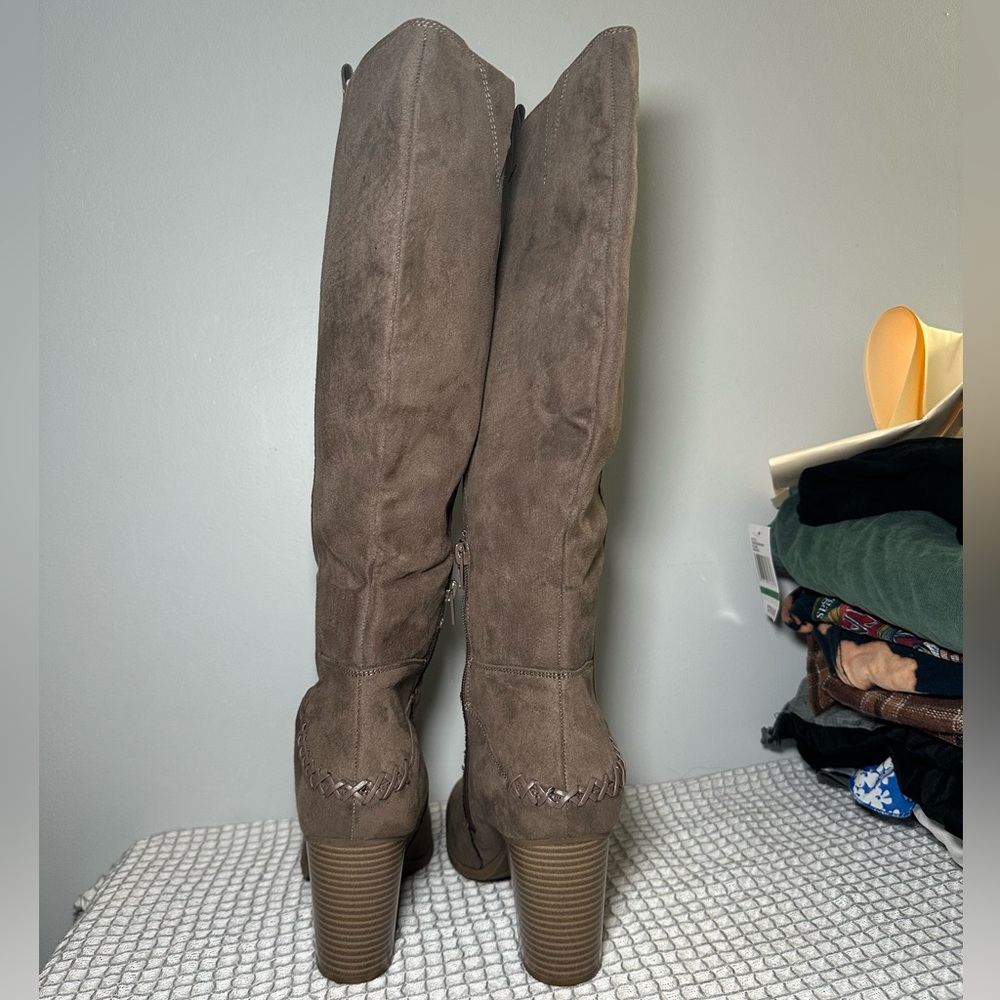Women's Knee-High Boots in Brown Suede